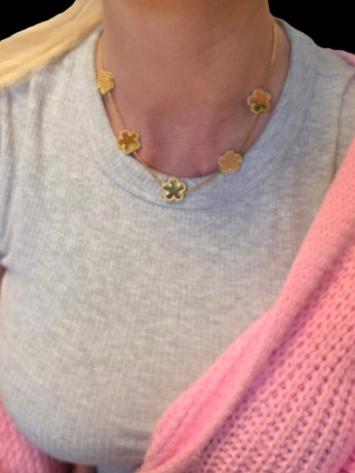 Celinas Blütenzauber in Goldfarbend – Elegante Kette mit Kleeblatt-Charme ✨🍀