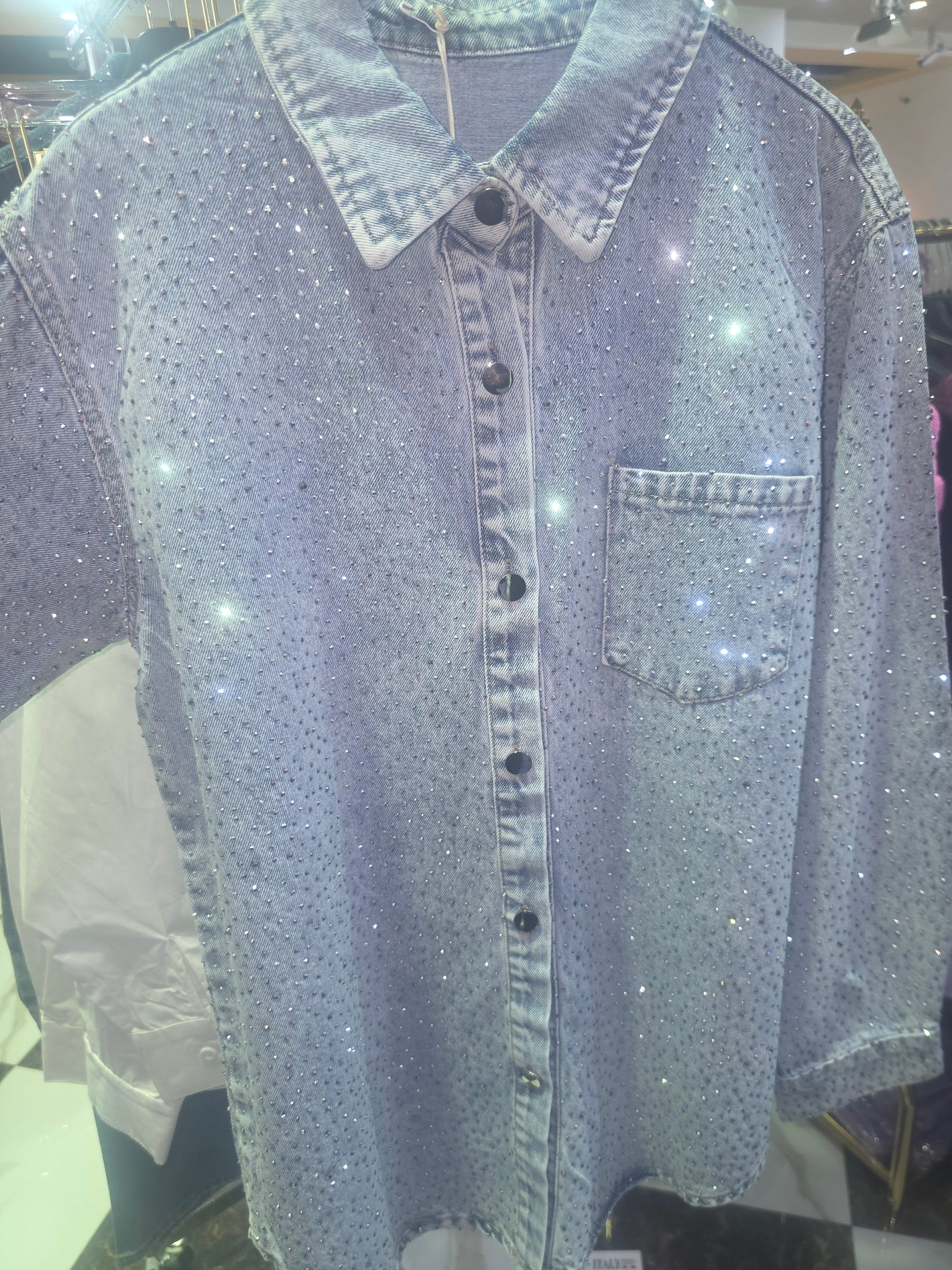 Glitzerndes Jeanshemd – Der funkelnde Denim-Look für deinen Auftritt 2428
