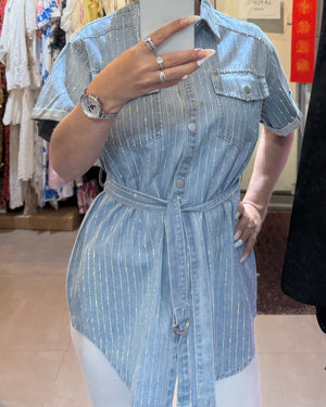 Helles Jeanshemd mit Glitzer und Gürtel