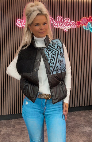 Weste Weiss und Weste schwarz mit Jeans