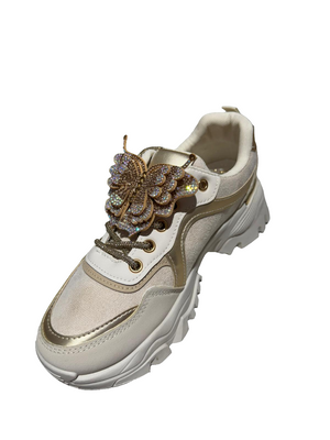 Sneaker mit Schmetterling in verschiedenen Farben