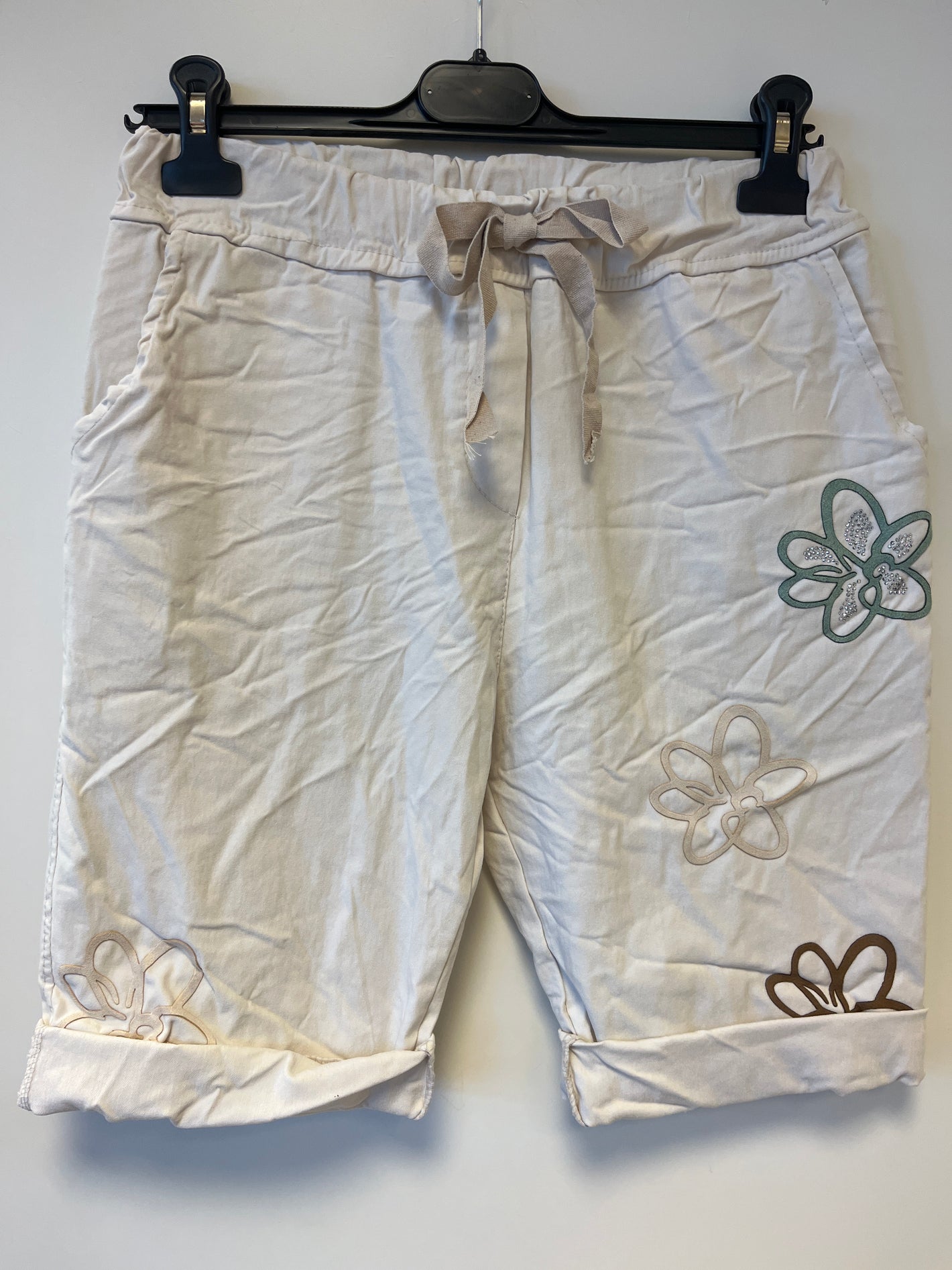 Kurze Hose mit Blumen