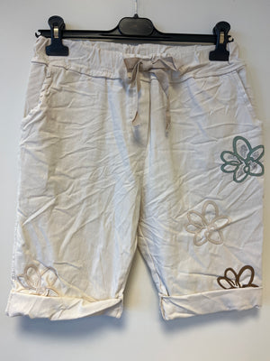 Kurze Hose mit Blumen