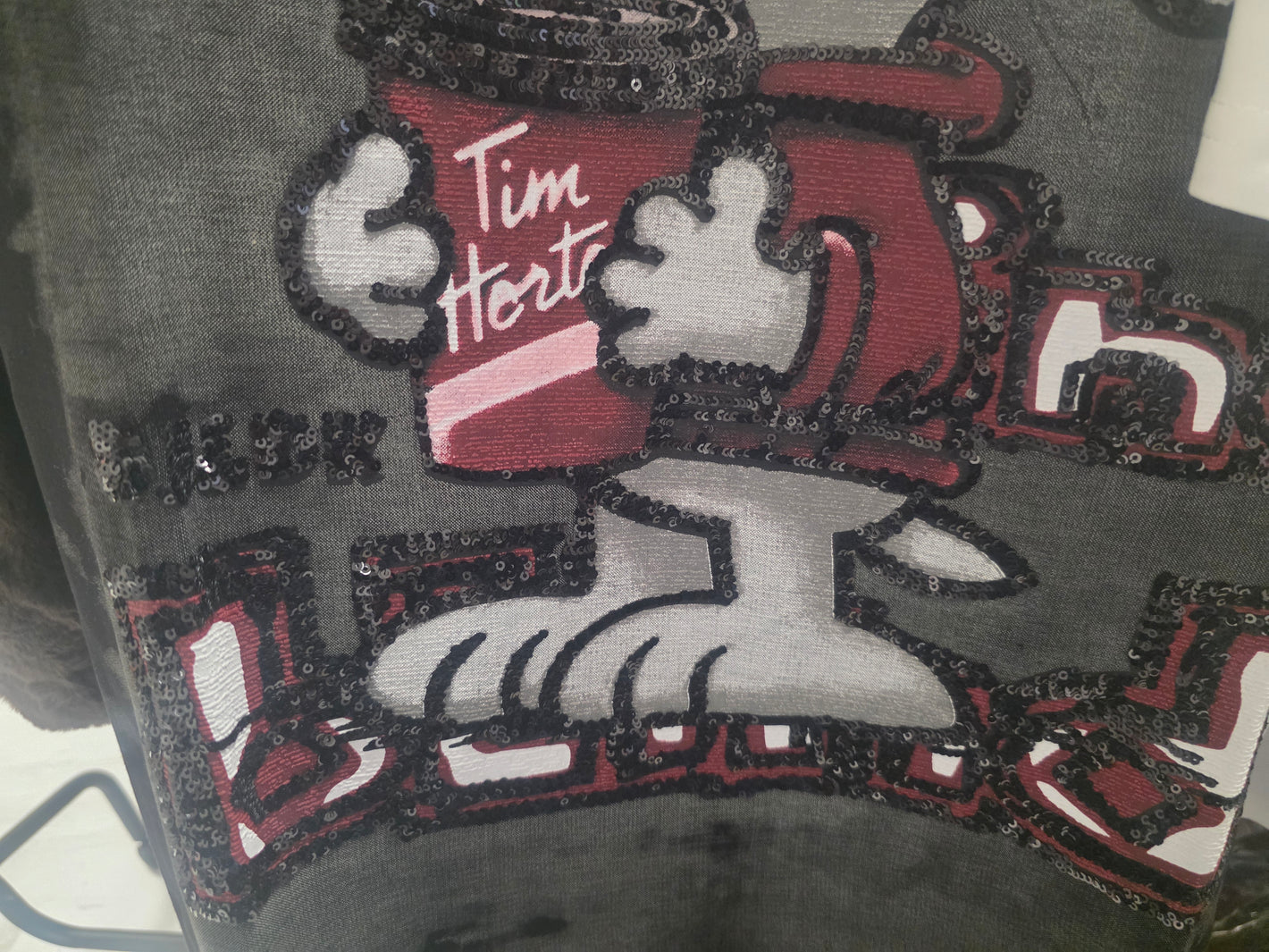 T-Shirt Hund mit Bommel Pallietten schwarz und weiss