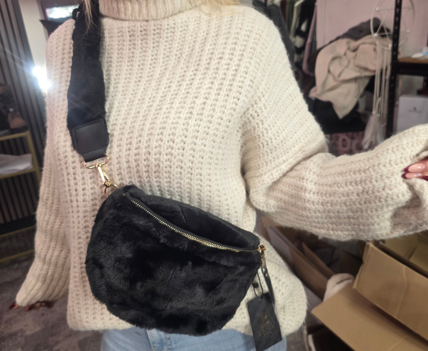 Flauschige Handtasche mit Gurt 819