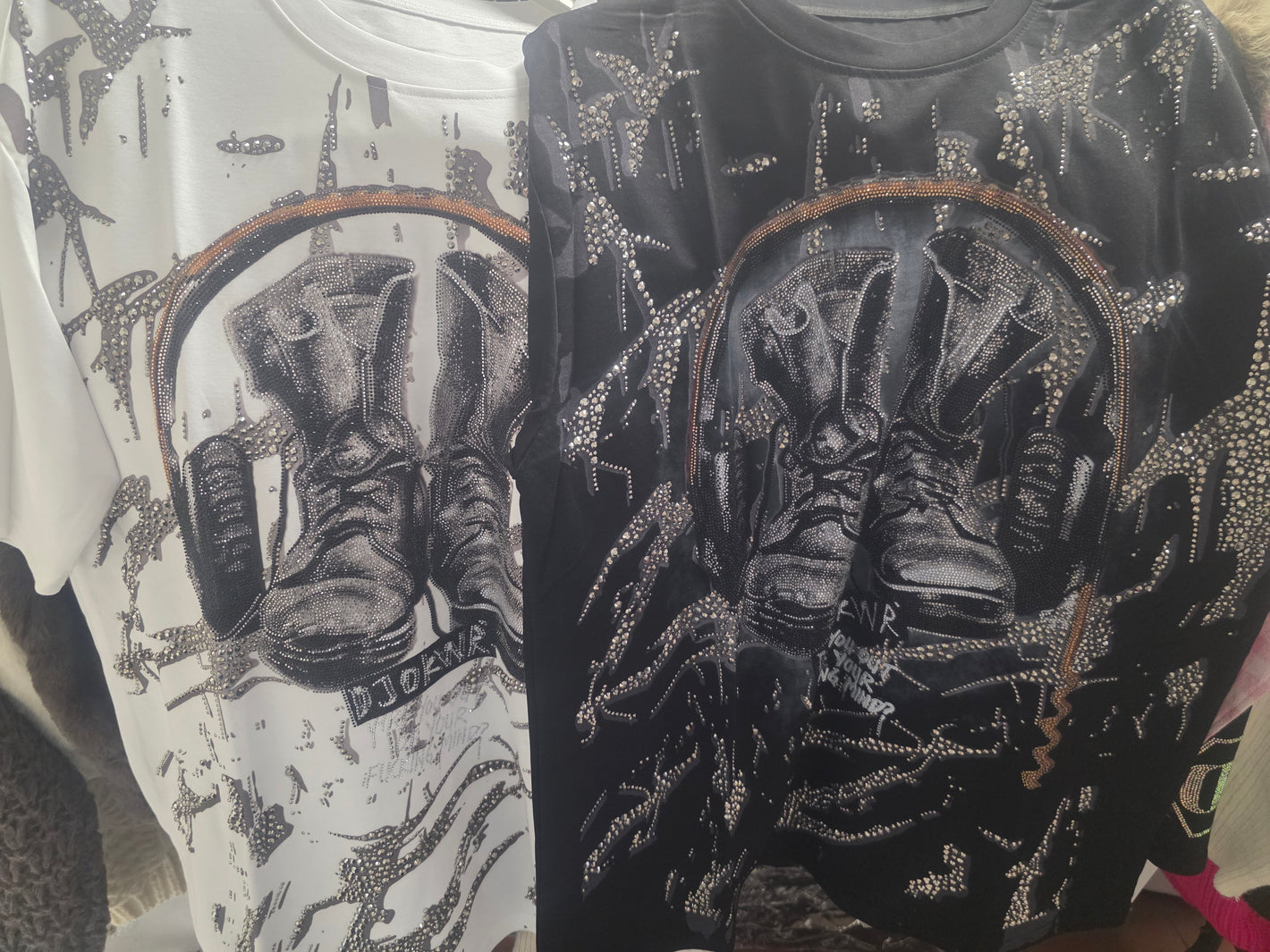 T-Shirt Glitzer Stiefel Schwarz und weiss