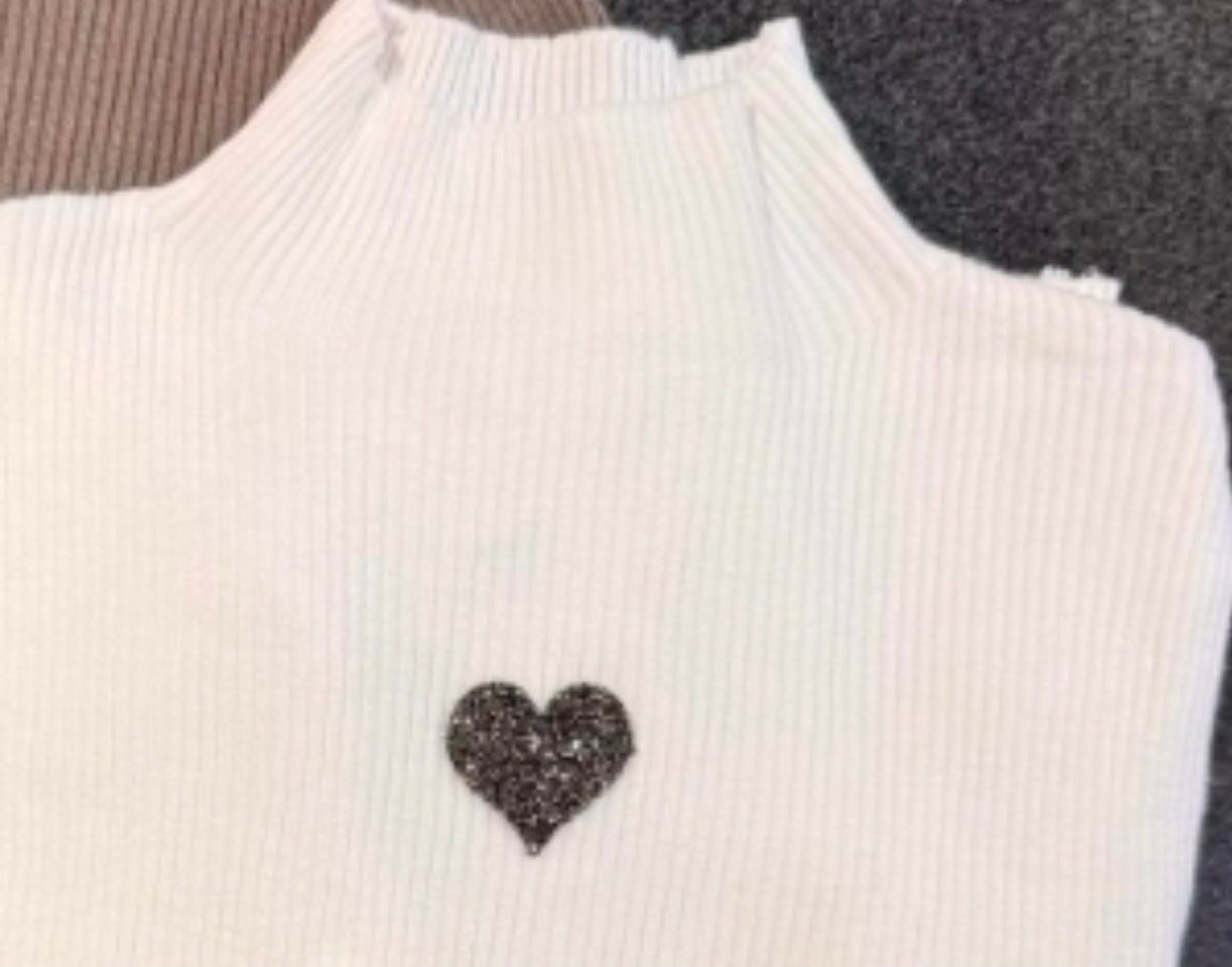 Leichter Pulli mit Stehkragen und Herz. Verschiedene Farben ONE SIZE (36-40)