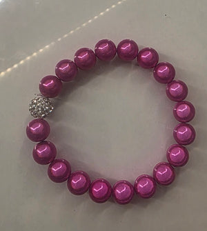Perlenarmband mit Glitzerperle in verschiedenen Farben und Mustern