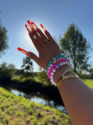 Perlenkette mit Glitzerperle in verschiedenen Farben und Mustern
