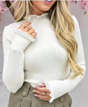 Pulli mit Rüschen am Hals und Armen