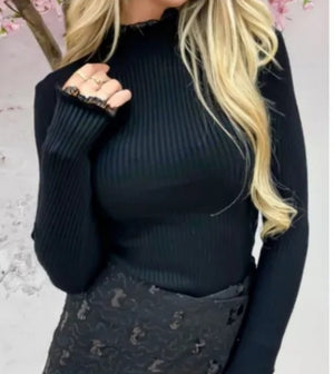 Pulli mit Rüschen am Hals und Armen